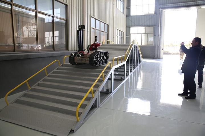 小身板大能耐 消防機器人“入伍”顯身手(圖3)