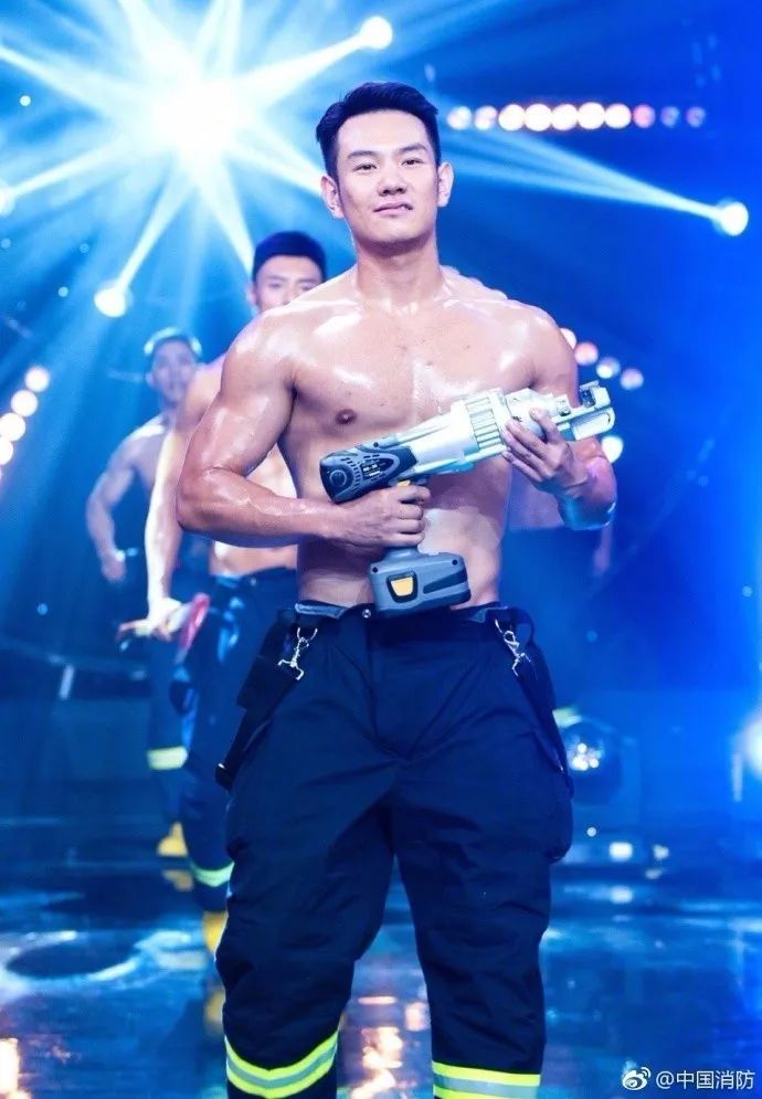 浴火重生的逆行者，肌肉越大責任越大，這才是真漢子——中國消防員(圖2)