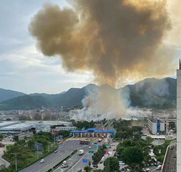 浙江溫嶺槽罐車爆炸，死傷百余人！我們?cè)撊绾畏婪队凸捃嚤际鹿剩?圖4)