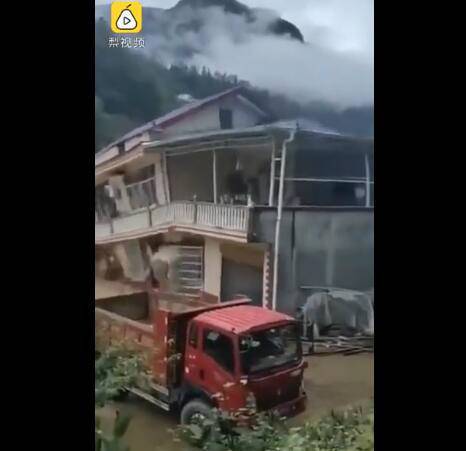 湖北村民50萬建的新房被洪水沖倒，一家人居無定所