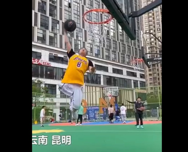 26歲獨(dú)腿小伙打籃球投三分超準(zhǔn)(圖2)