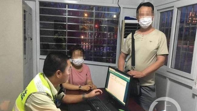 話嘮遭人煩！男女坐車旅游因話太多，被司機丟在了高速上 