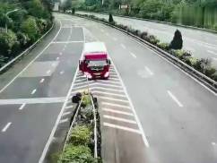 話嘮遭人煩！男女坐車旅游因話太多，被司機丟在了高速上 (圖2)
