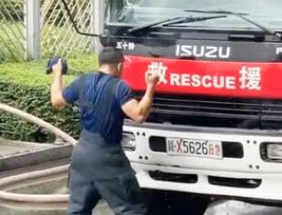 新手消防員分管供水車(chē)開(kāi)心到飛起 具體是怎么回事？