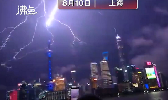 網(wǎng)友：誰在渡劫？上海東方明珠被閃電擊中？已裝備環(huán)形避雷針，并未“親吻”到 (圖3)