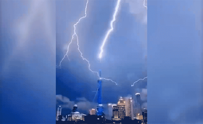 網(wǎng)友：誰在渡劫？上海東方明珠被閃電擊中？已裝備環(huán)形避雷針，并未“親吻”到 