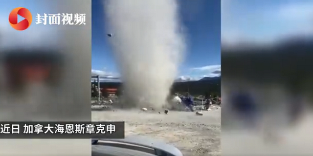 加拿大龍卷風精準襲擊水果攤，卷走水果和現(xiàn)金后消散，攤主很無奈