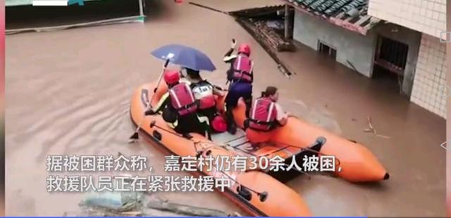 四川村民被洪水圍困屋頂，村民用揮旗的方式求救(圖5)