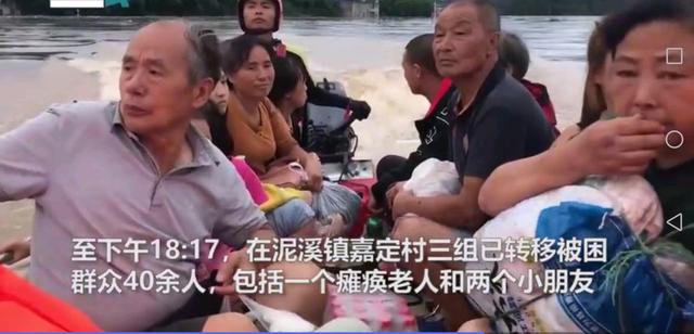 四川村民被洪水圍困屋頂，村民用揮旗的方式求救(圖4)