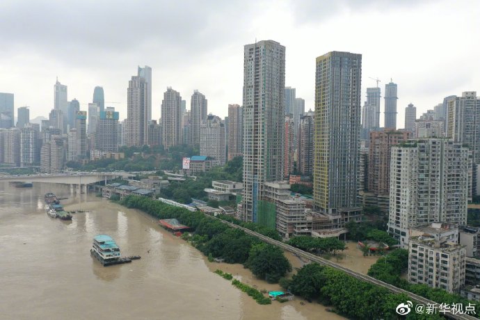 重慶洪崖洞等多處景點(diǎn)被淹，已啟動(dòng)史上首次防汛I級(jí)應(yīng)急響應(yīng)