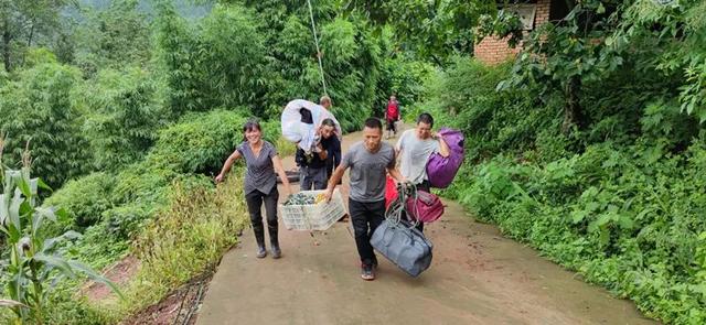 女子發(fā)現(xiàn)客廳1厘米裂縫救下21戶村民，6座民房被夷為平地(圖5)