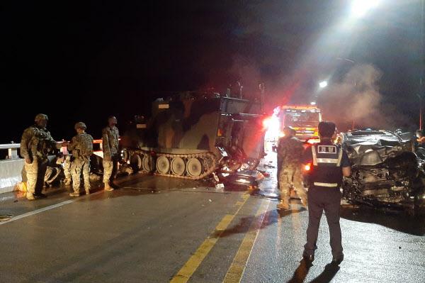 突發(fā)！美軍裝甲車與韓國(guó)私家車相撞：4名平民死亡（圖）