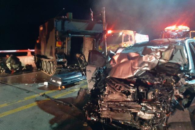突發(fā)！美軍裝甲車與韓國私家車相撞：4名平民死亡（圖）(圖2)