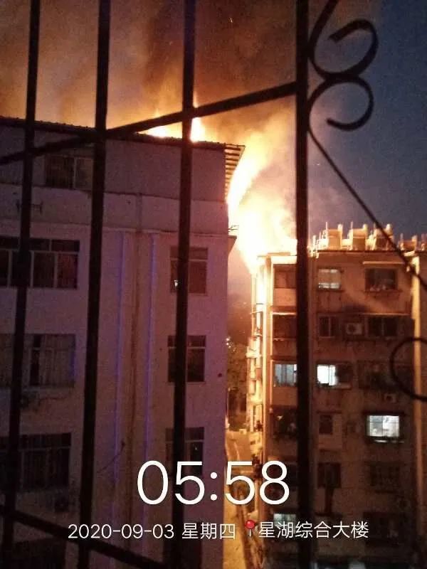 南寧一小區(qū)樓頂燒成火?，F(xiàn)場圖曝光 廣西南寧小區(qū)頂樓倉庫火災(zāi)原因 明火伴有濃濃黑煙