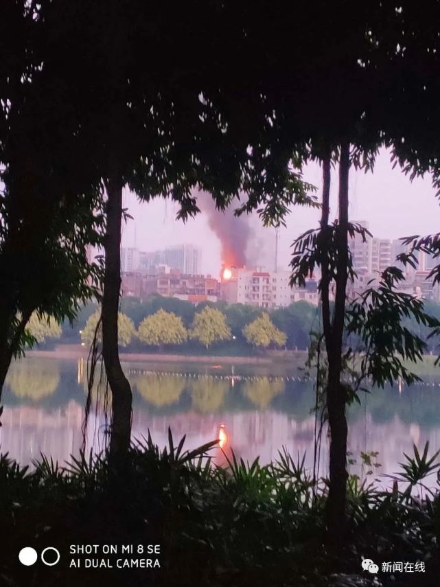 南寧一小區(qū)樓頂燒成火?，F(xiàn)場圖曝光 廣西南寧小區(qū)頂樓倉庫火災(zāi)原因 明火伴有濃濃黑煙現(xiàn)已被撲滅(圖5)