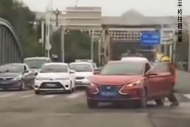 外賣小哥16秒停住失控汽車：不是什么大事，也沒耽誤送餐時(shí)間