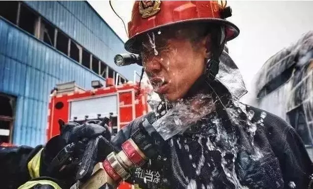 消防裝備：消防員戰(zhàn)斗服是干的還是濕的好？有怎么區(qū)別？(圖2)